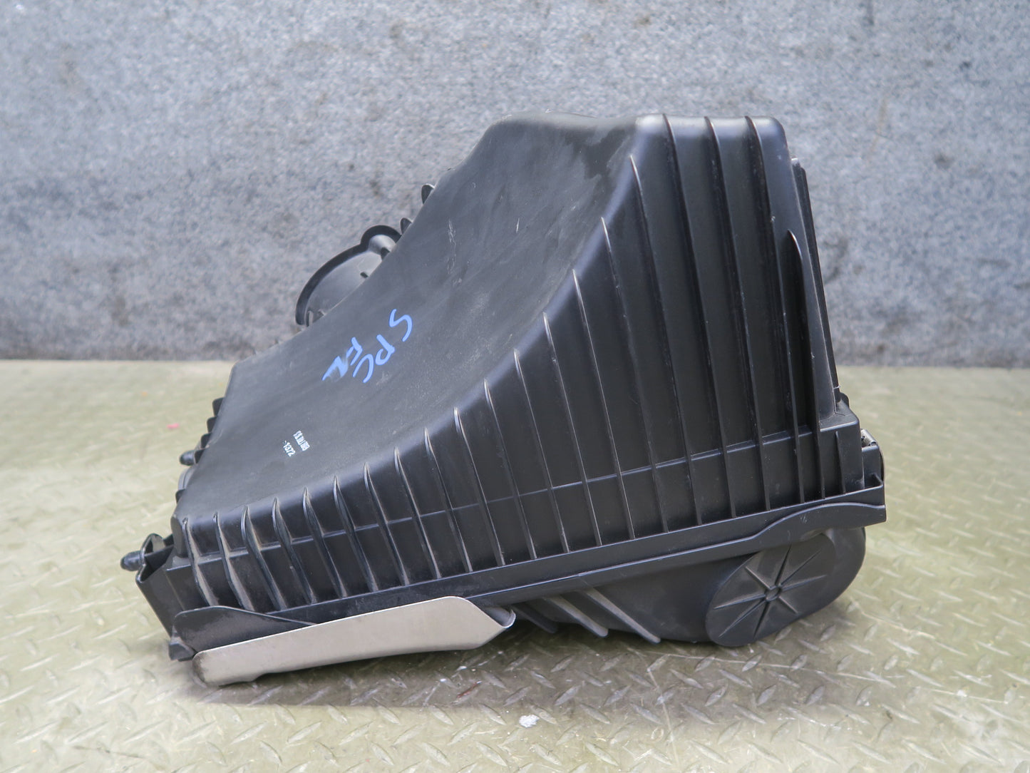 2016-2018 Porsche Cayenne Turbo S 958.2 4.8L Left Air Intake Cleaner Filter Box