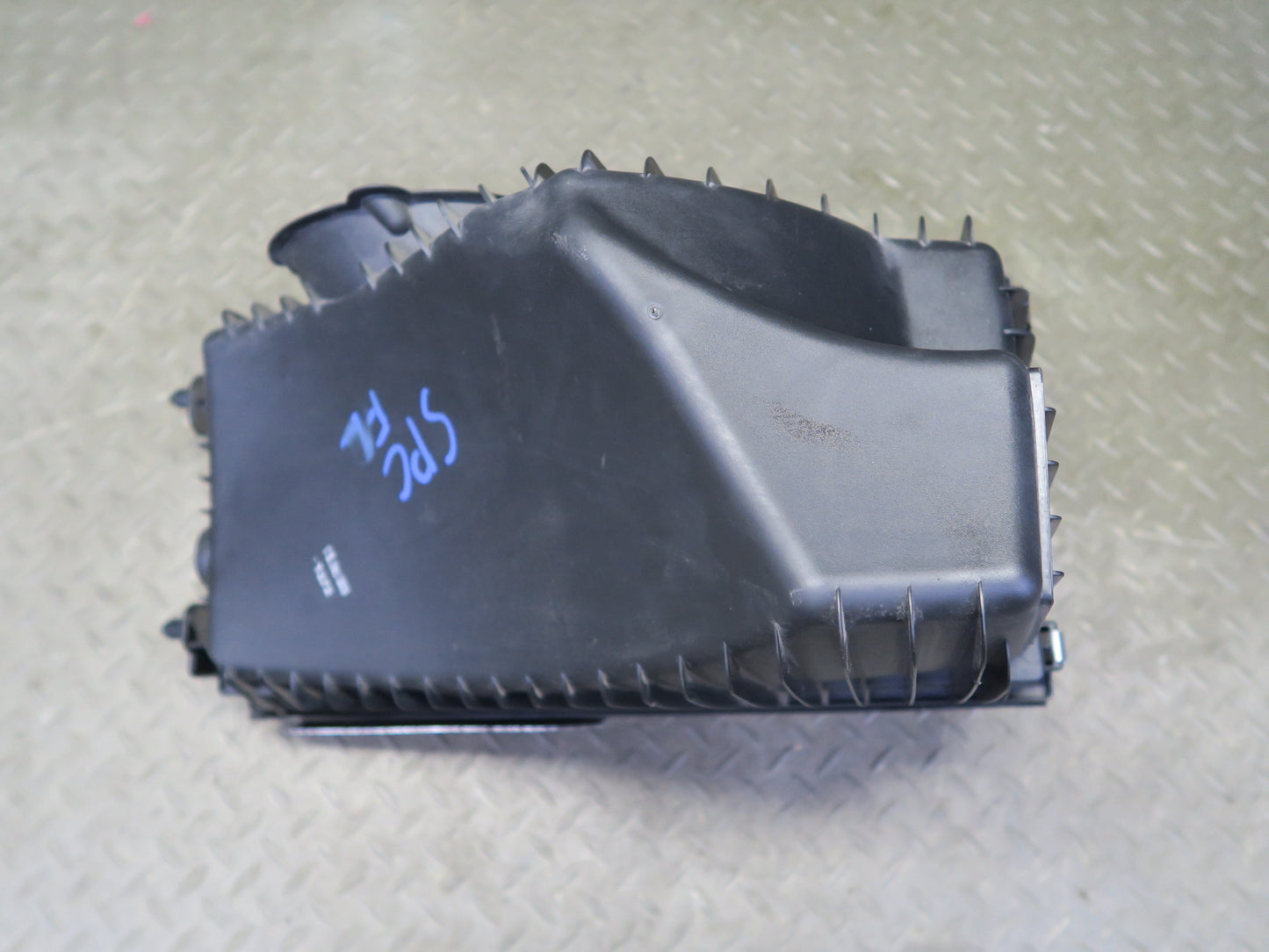 2016-2018 Porsche Cayenne Turbo S 958.2 4.8L Left Air Intake Cleaner Filter Box