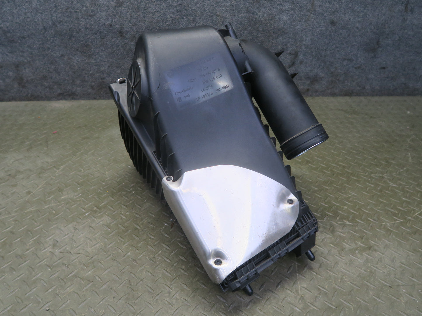 2016-2018 Porsche Cayenne Turbo S 958.2 4.8L Left Air Intake Cleaner Filter Box