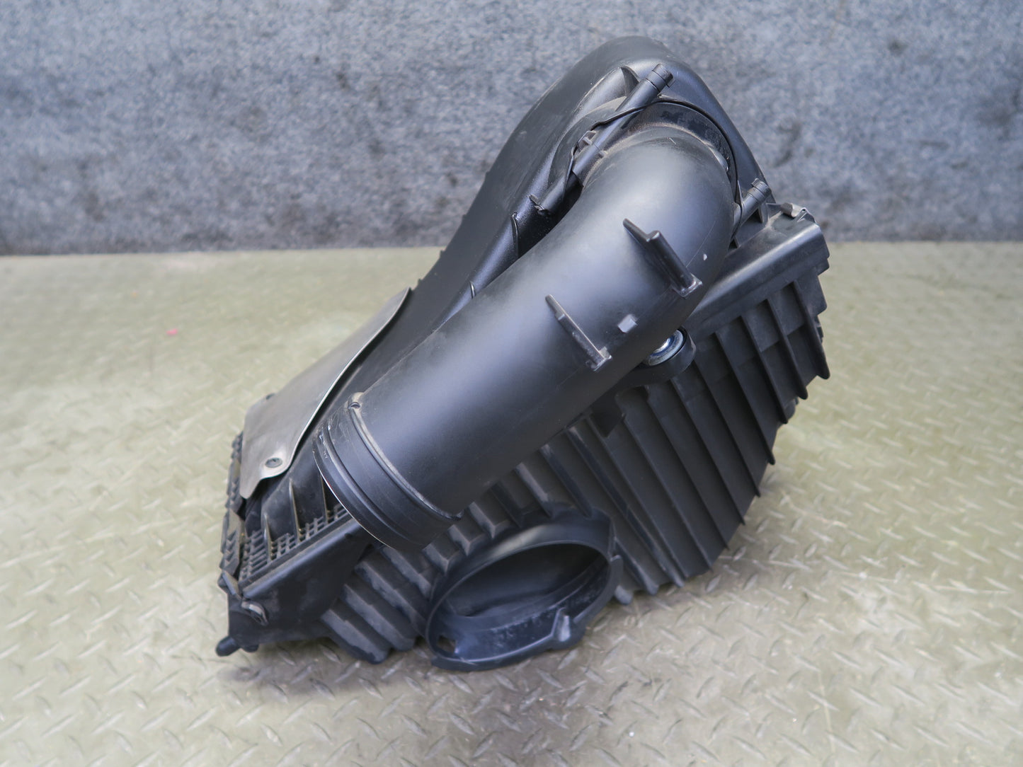 2016-2018 Porsche Cayenne Turbo S 958.2 4.8L Left Air Intake Cleaner Filter Box