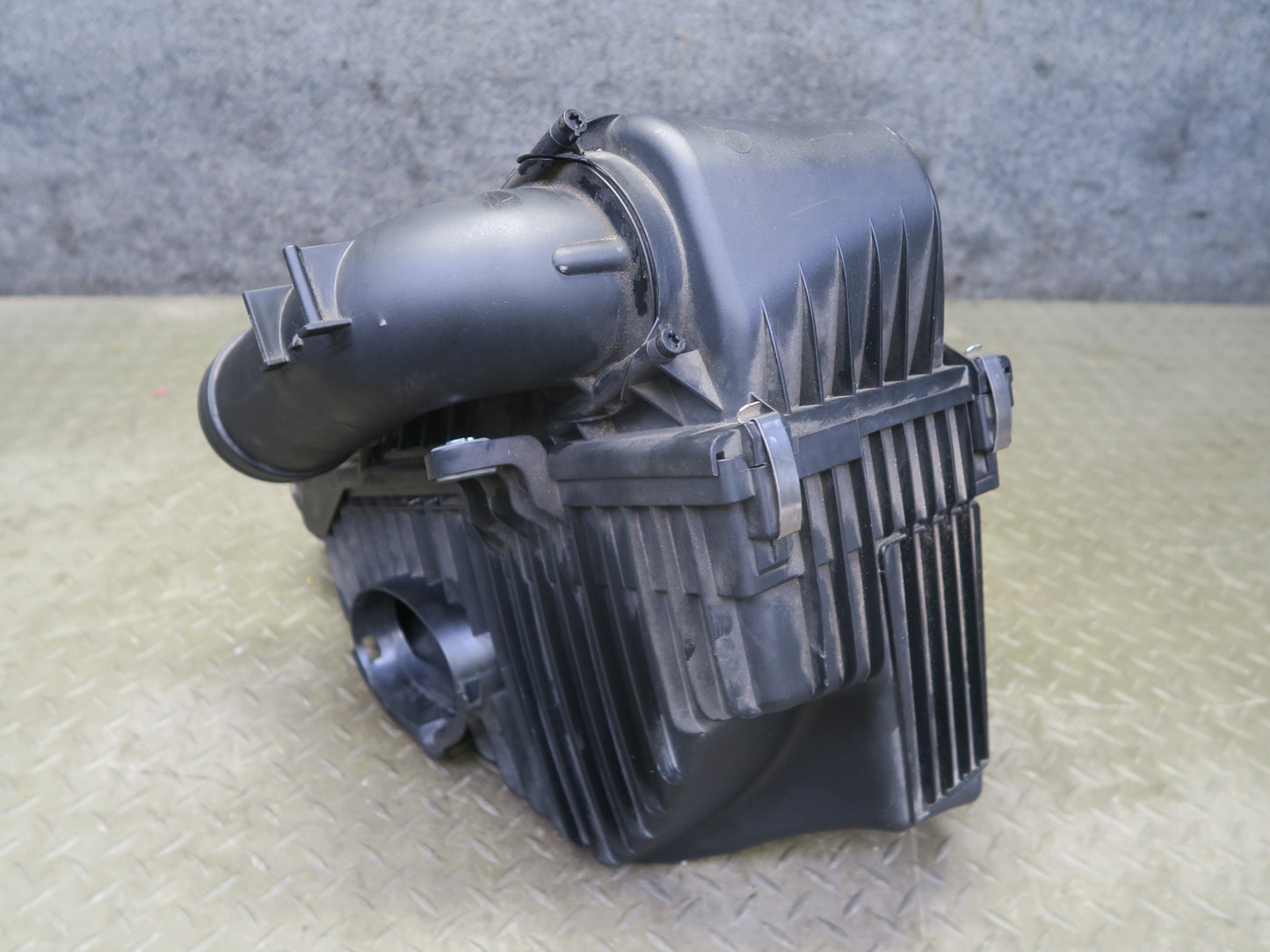 2016-2018 Porsche Cayenne Turbo S 958.2 4.8L Left Air Intake Cleaner Filter Box