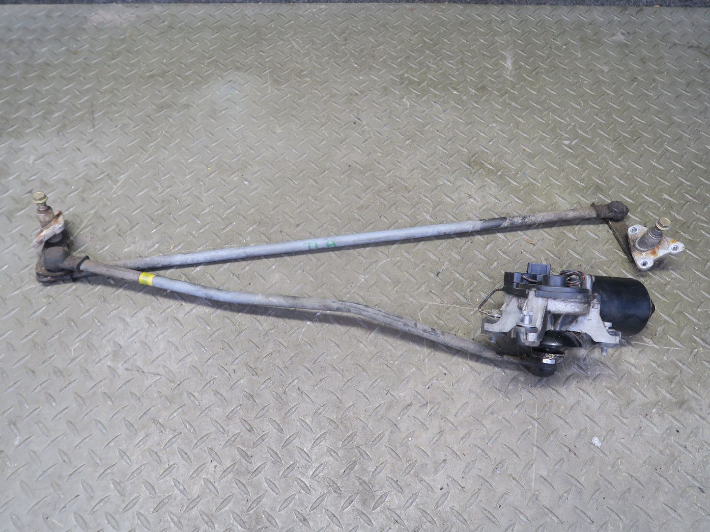 1991-1992 Toyota Land Cruiser FJ80 Front Windshield Wiper Linkage W/ Motor
