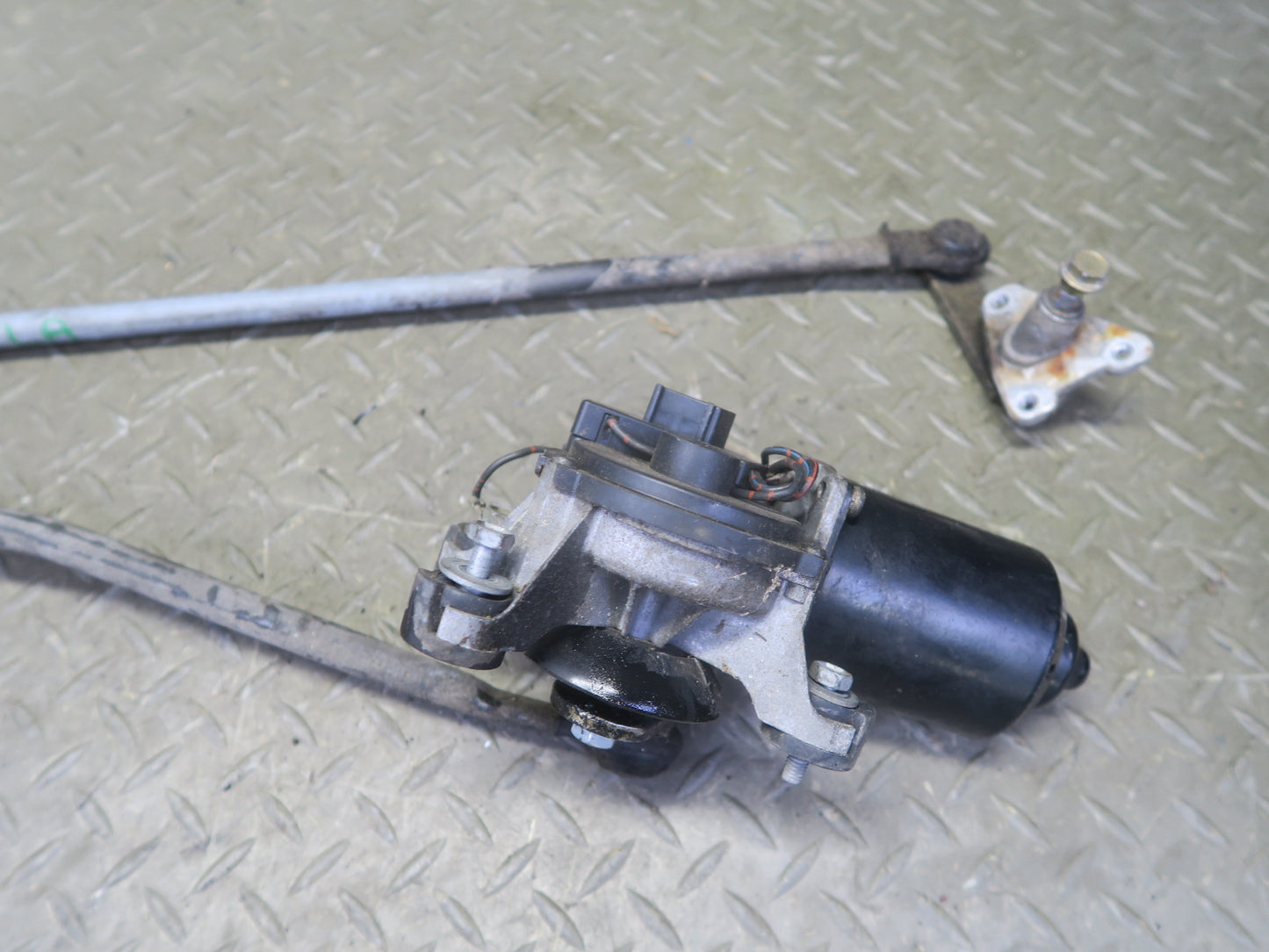 1991-1992 Toyota Land Cruiser FJ80 Front Windshield Wiper Linkage W/ Motor