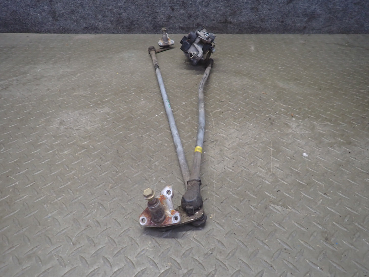 1991-1992 Toyota Land Cruiser FJ80 Front Windshield Wiper Linkage W/ Motor