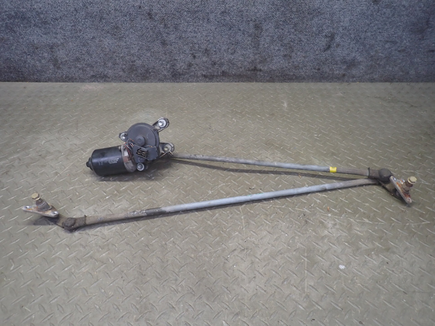 1991-1992 Toyota Land Cruiser FJ80 Front Windshield Wiper Linkage W/ Motor