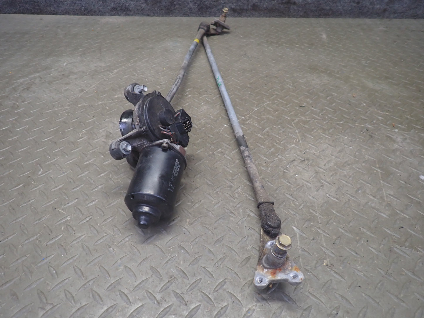 1991-1992 Toyota Land Cruiser FJ80 Front Windshield Wiper Linkage W/ Motor