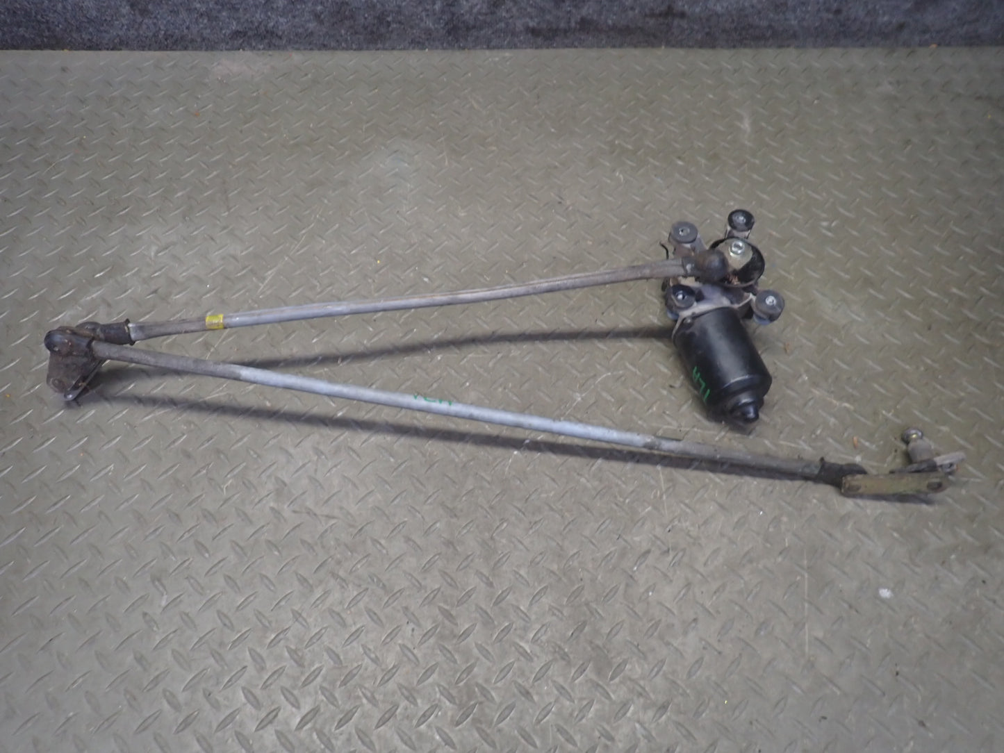 1991-1992 Toyota Land Cruiser FJ80 Front Windshield Wiper Linkage W/ Motor