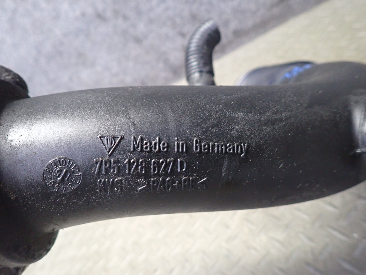 2011-2018 Porsche Cayenne 958 4.8L Turbo Turbocharger Hose Pipe Line