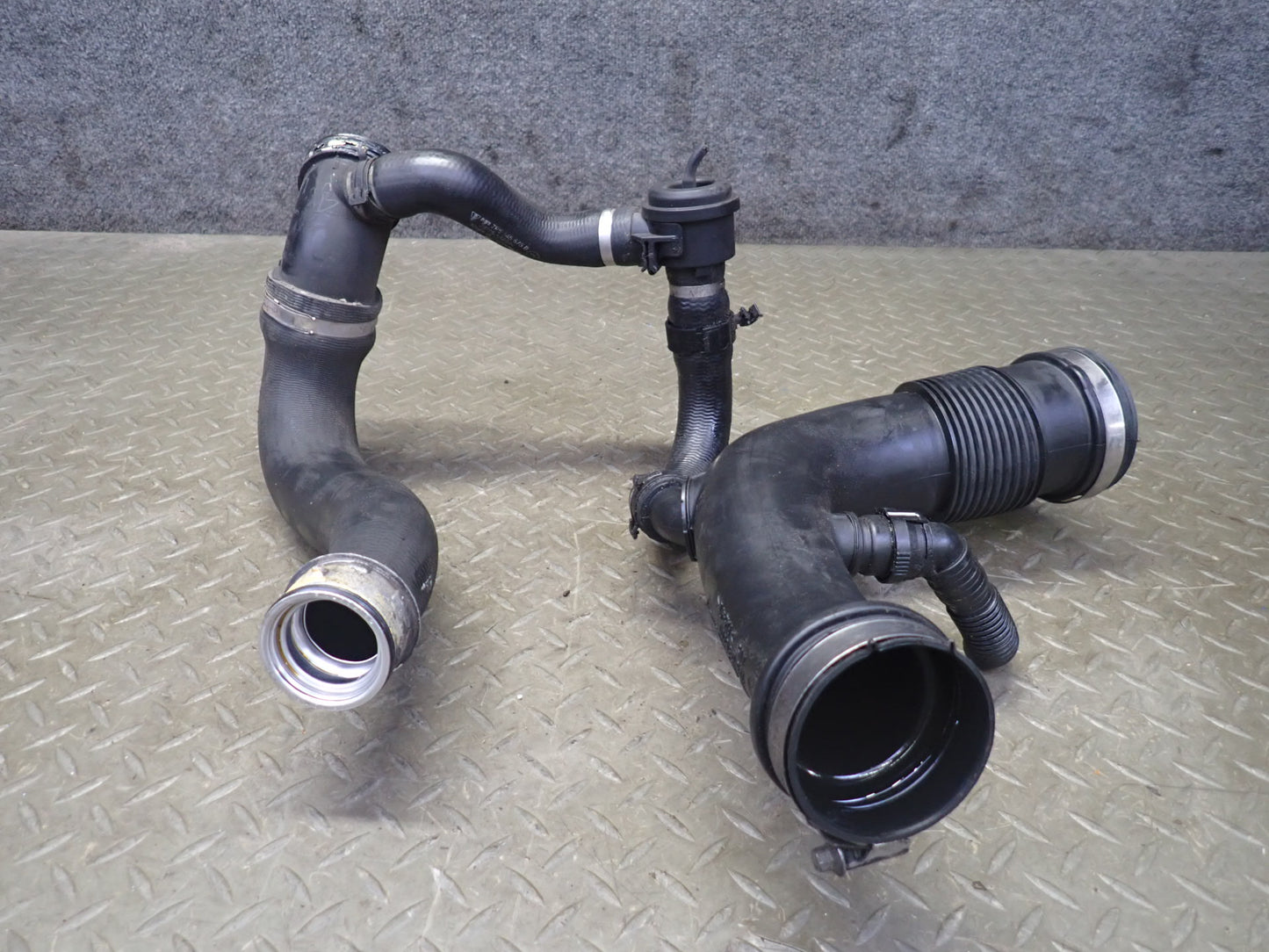2011-2018 Porsche Cayenne 958 4.8L Turbo Turbocharger Hose Pipe Line