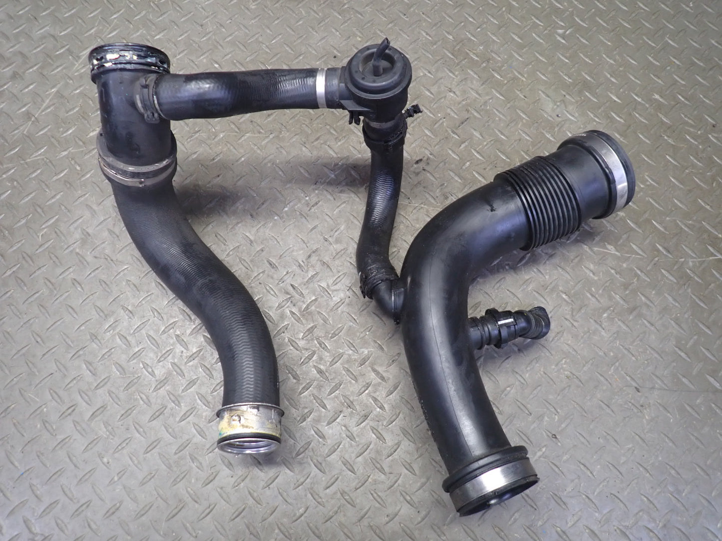 2011-2018 Porsche Cayenne 958 4.8L Turbo Turbocharger Hose Pipe Line