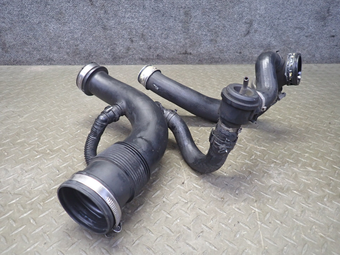 2011-2018 Porsche Cayenne 958 4.8L Turbo Turbocharger Hose Pipe Line