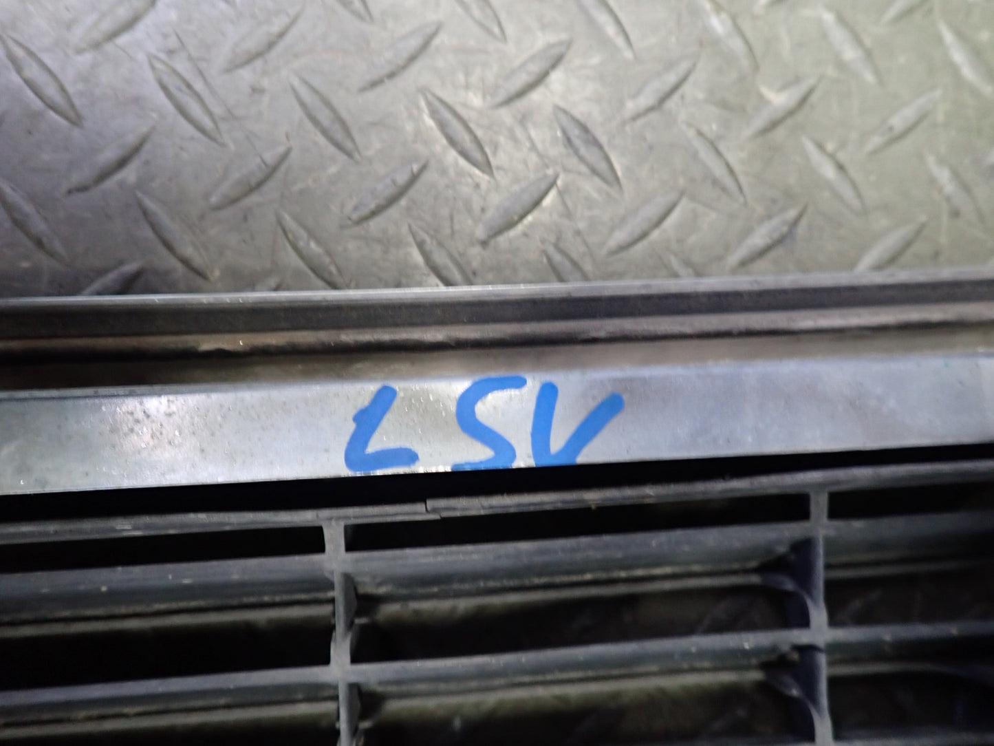 98-00 Lexus UCF20L LS400 Front Hood Radiator Upper Grille w Hood Release OEM