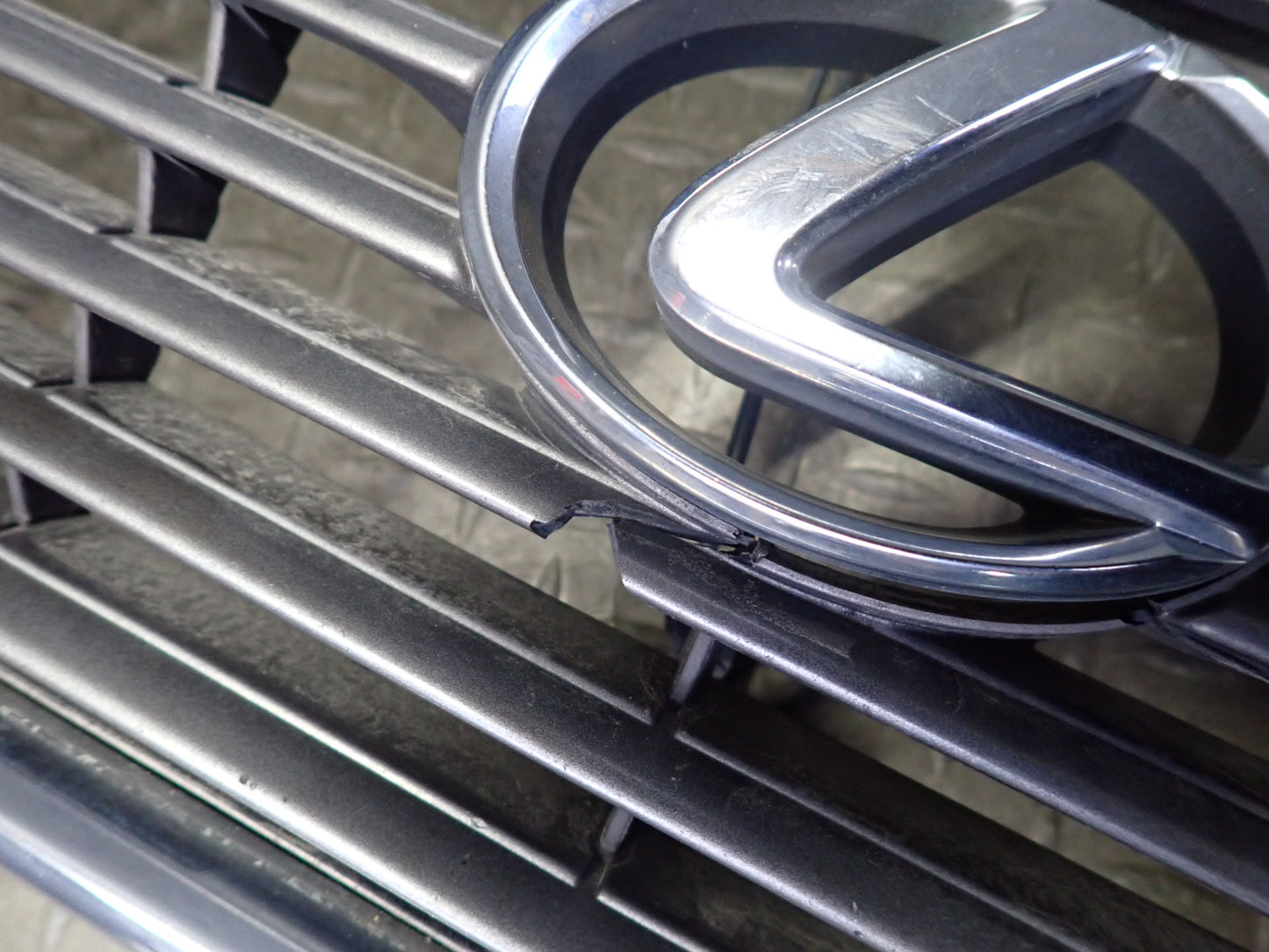 98-00 Lexus UCF20L LS400 Front Hood Radiator Upper Grille w Hood Release OEM