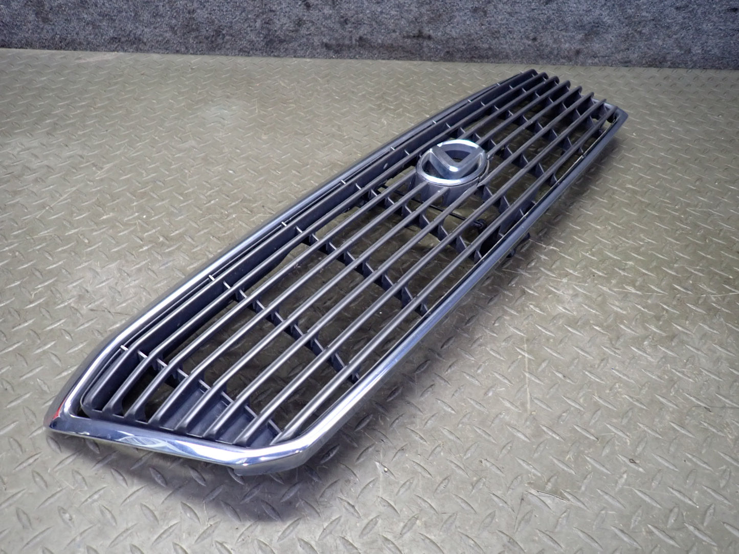 98-00 Lexus UCF20L LS400 Front Hood Radiator Upper Grille w Hood Release OEM