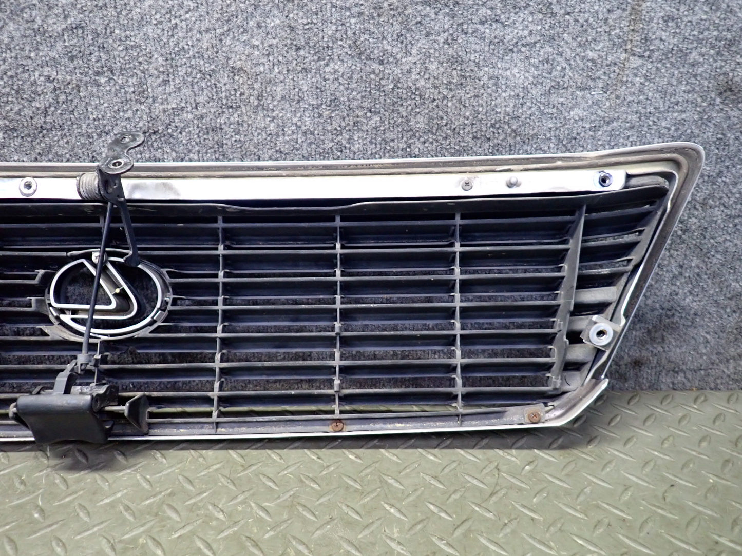 98-00 Lexus UCF20L LS400 Front Hood Radiator Upper Grille w Hood Release OEM