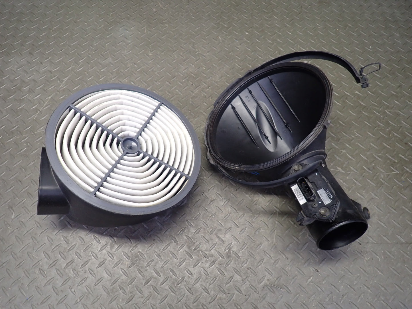98-00 Lexus UCF20L LS400 Air Intake Cleaner Filter Box w MAF Sensor Assy OEM