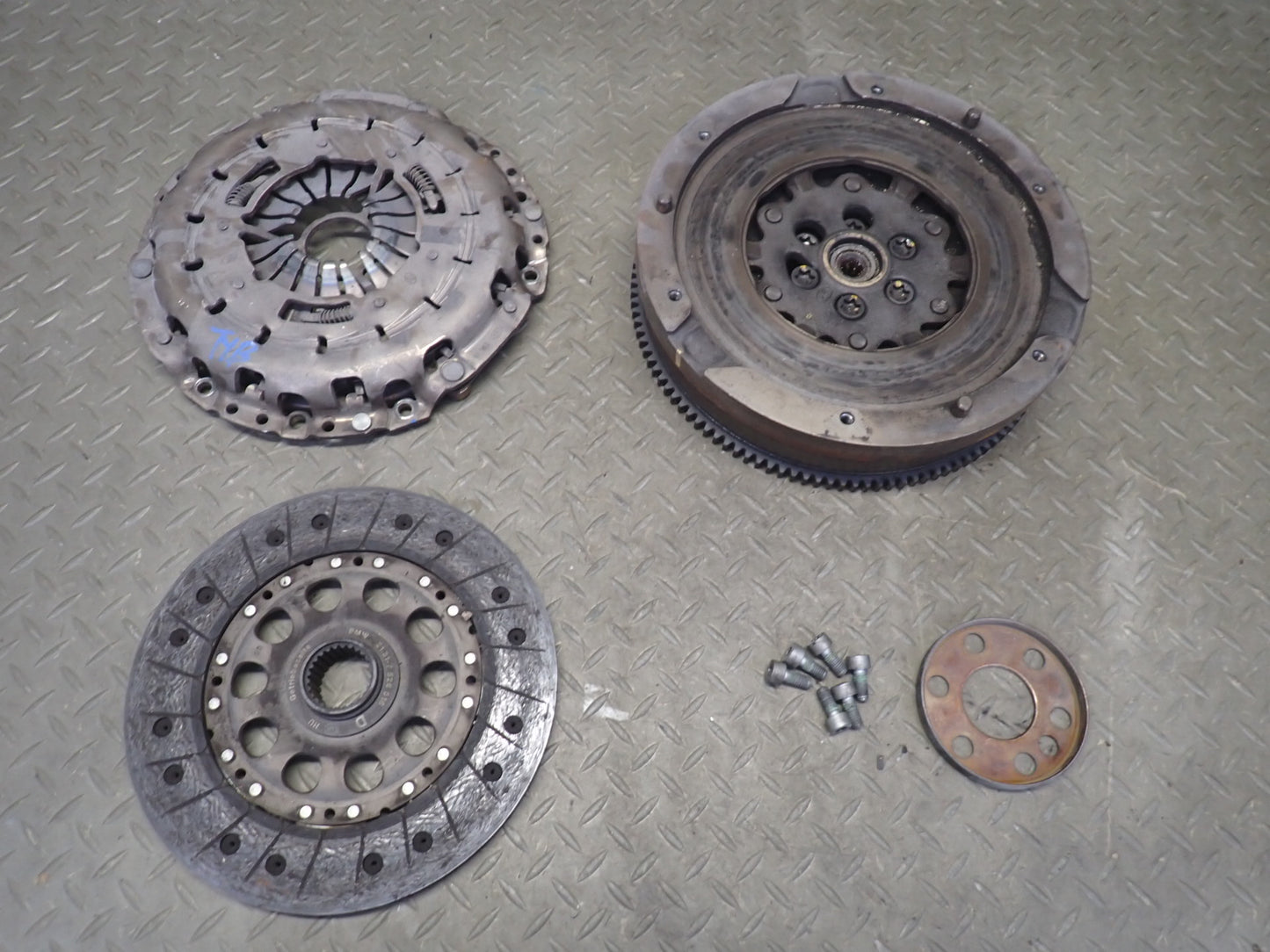 2011 BMW E93 335i GS6-45BZ M/T Clutch Dual Mass Flywheel Pressure Plate Set OEM