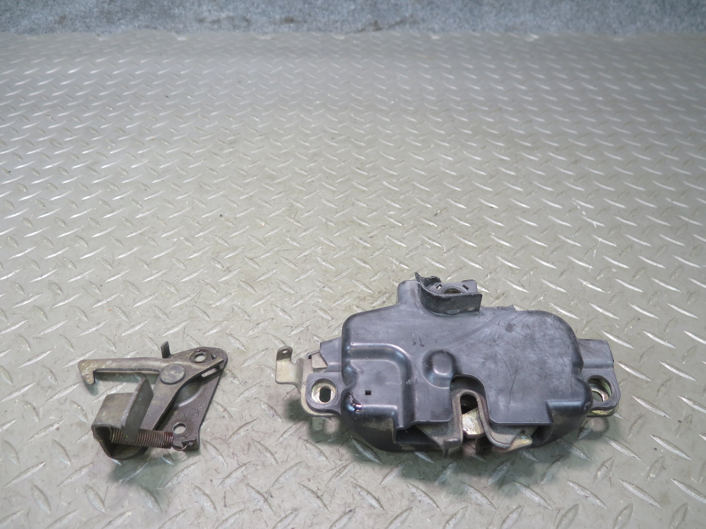 1991-1992 Toyota Land Cruiser FJ80 Front Hood Bonnet Release Lock Latch Set
