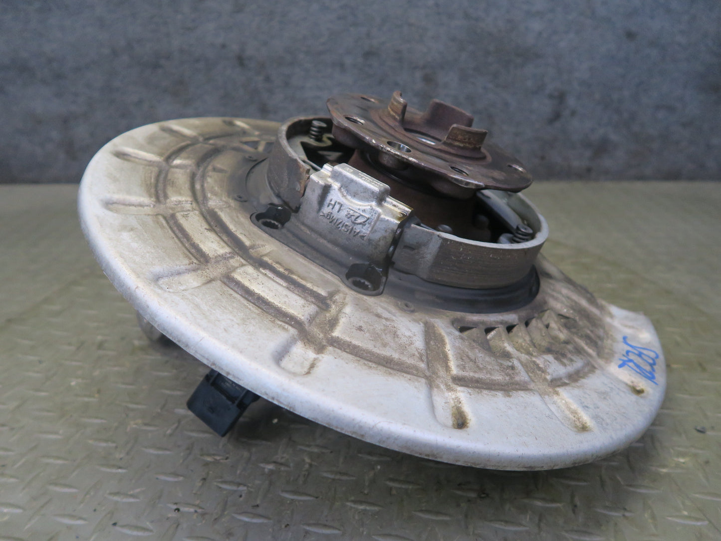 2011-2018 Porsche Cayenne 958 AWD Rear Left Spindle Knuckle Wheel Hub Bearing