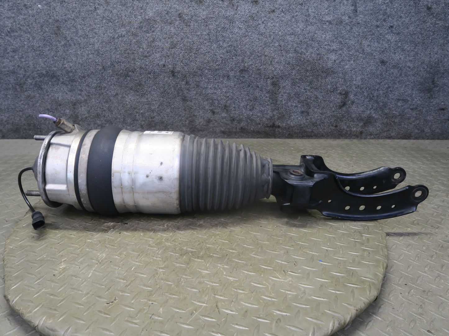 2011-2018 Porsche Cayenne 958 4.8L Turbo AWD Front Left Air Shock Strut Absorber