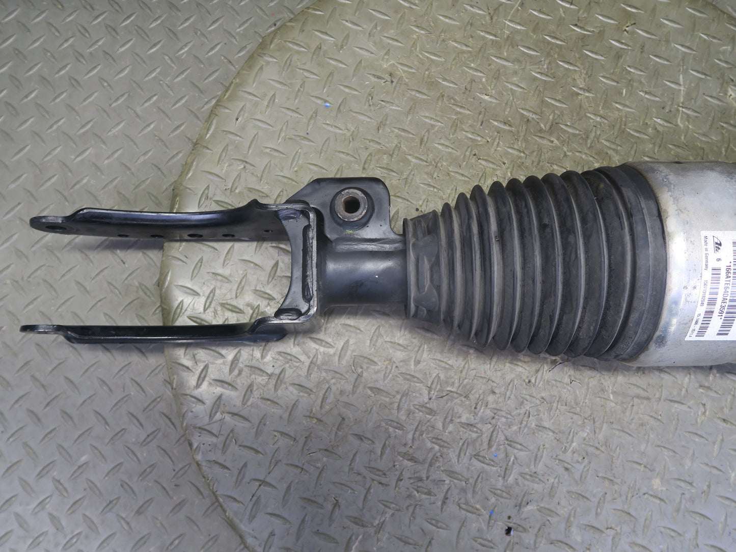 2011-2018 Porsche Cayenne 958 4.8L Turbo AWD Front Left Air Shock Strut Absorber