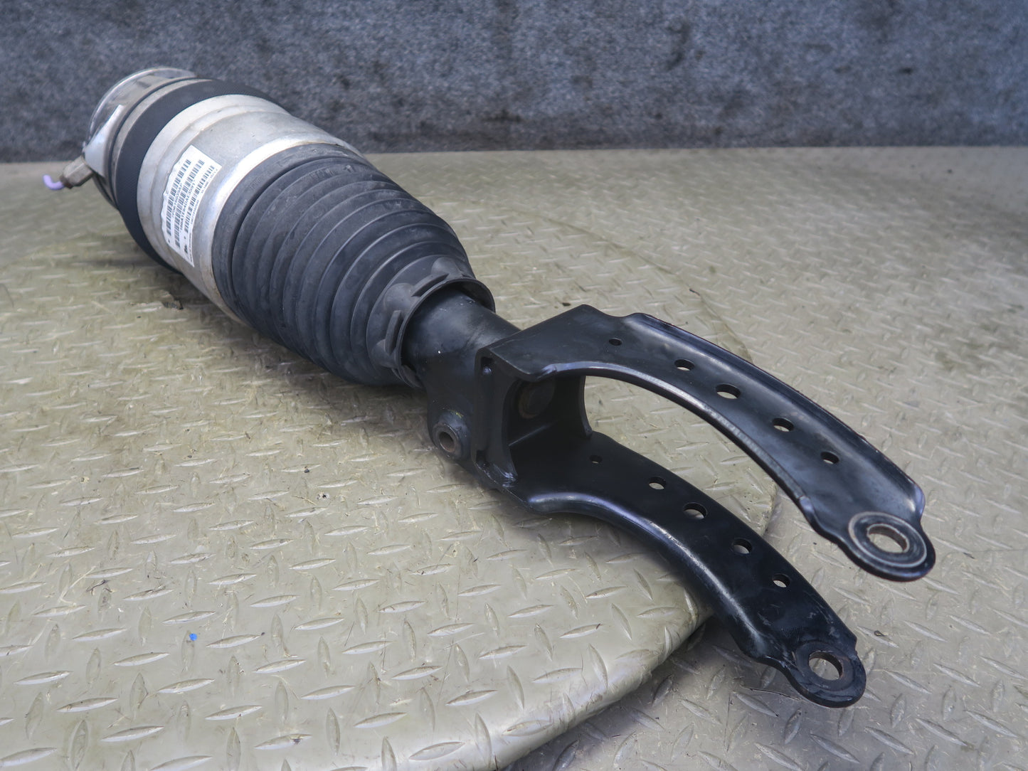 2011-2018 Porsche Cayenne 958 4.8L Turbo AWD Front Left Air Shock Strut Absorber