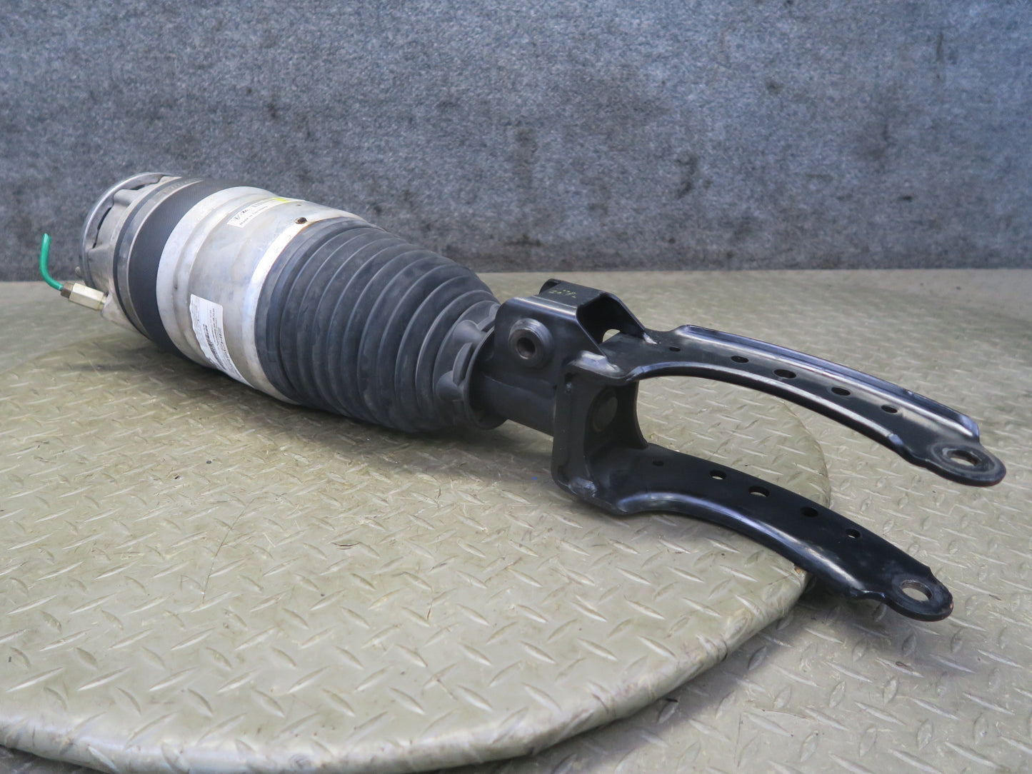 2011-2018 Porsche Cayenne 958 4.8 Turbo AWD Front Right Air Shock Strut Absorber