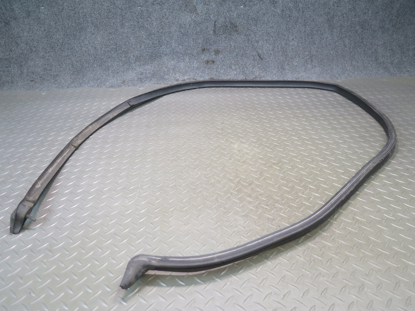 94-99 BMW E36 318iC Convertible TOP Roof Rear Weatherstrip Rubber Seal Gasket