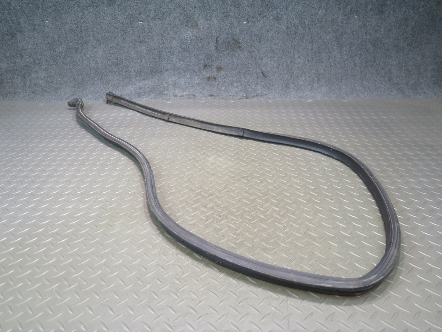 94-99 BMW E36 318iC Convertible TOP Roof Rear Weatherstrip Rubber Seal Gasket