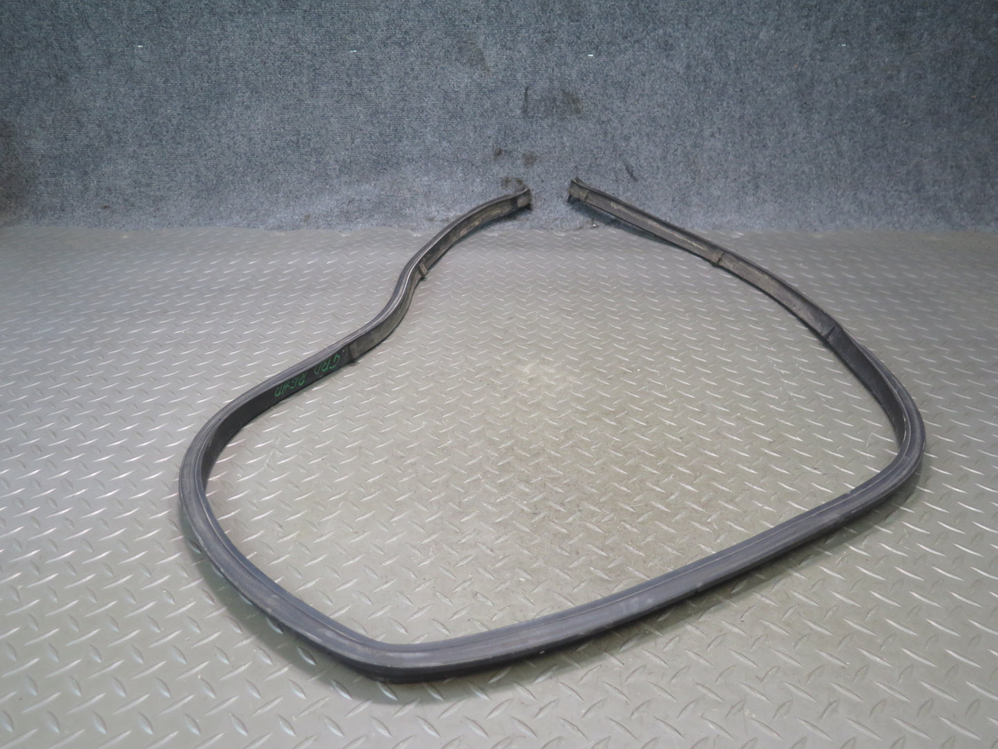 94-99 BMW E36 318iC Convertible TOP Roof Rear Weatherstrip Rubber Seal Gasket