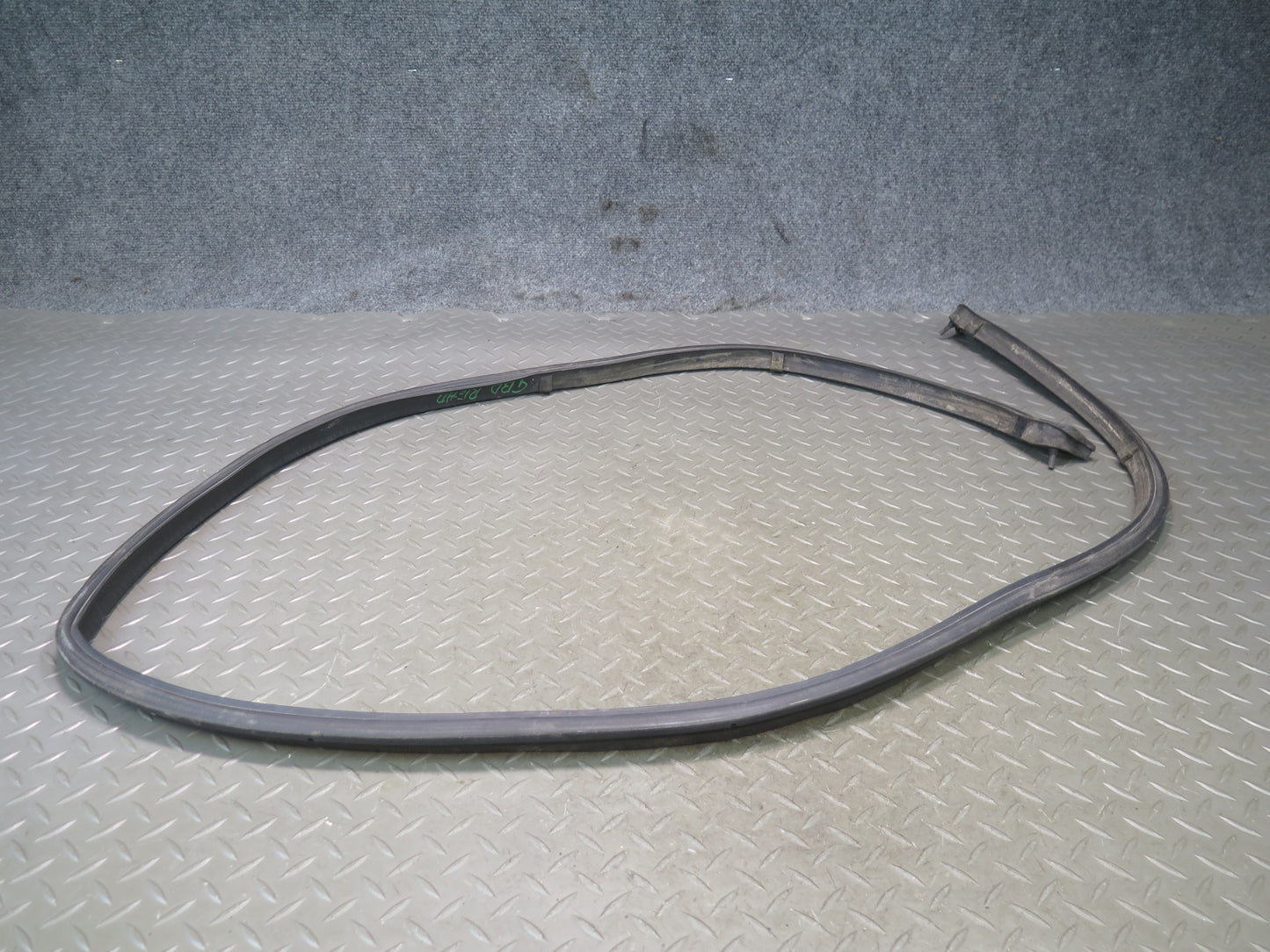 94-99 BMW E36 318iC Convertible TOP Roof Rear Weatherstrip Rubber Seal Gasket