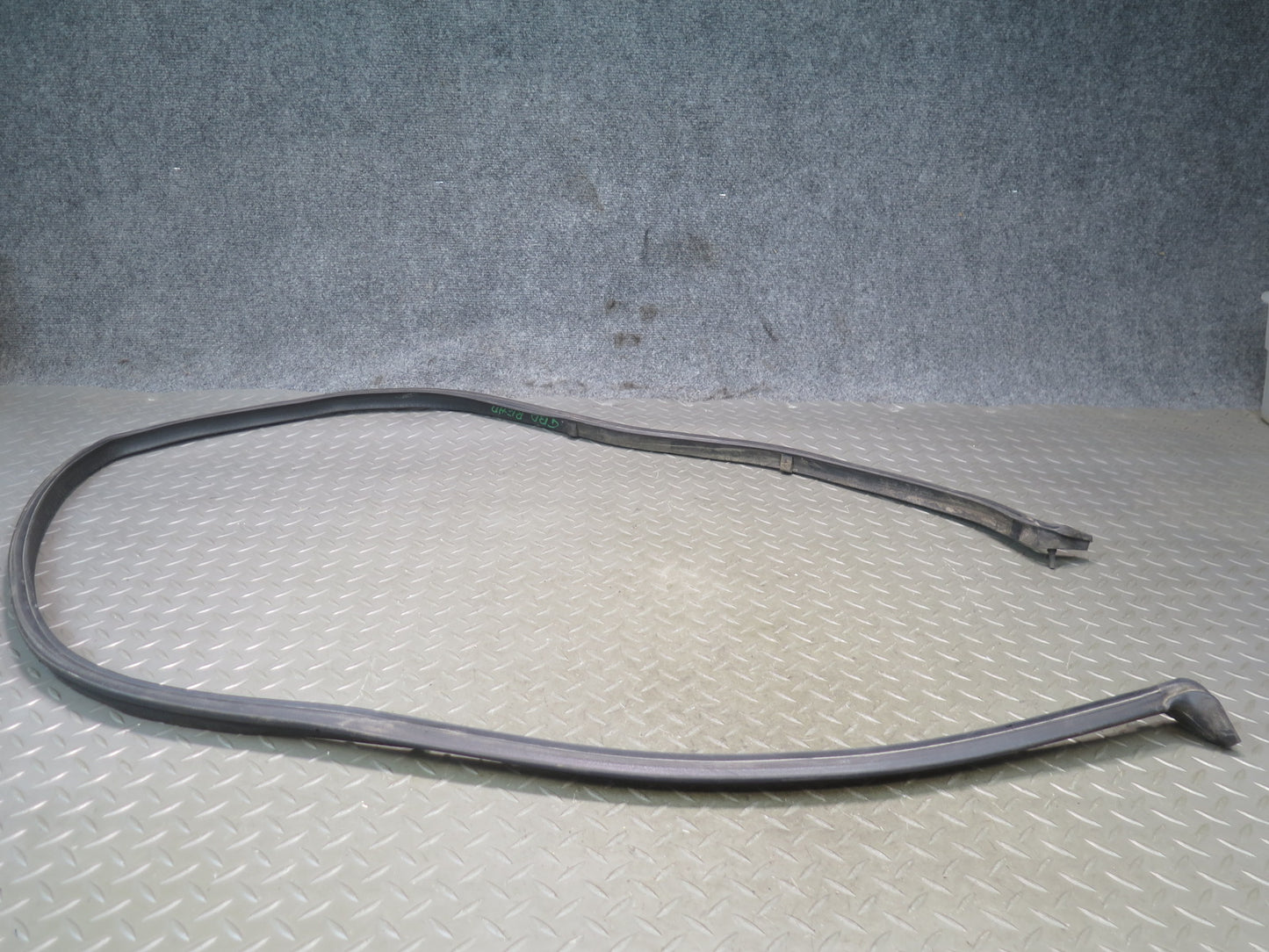 94-99 BMW E36 318iC Convertible TOP Roof Rear Weatherstrip Rubber Seal Gasket