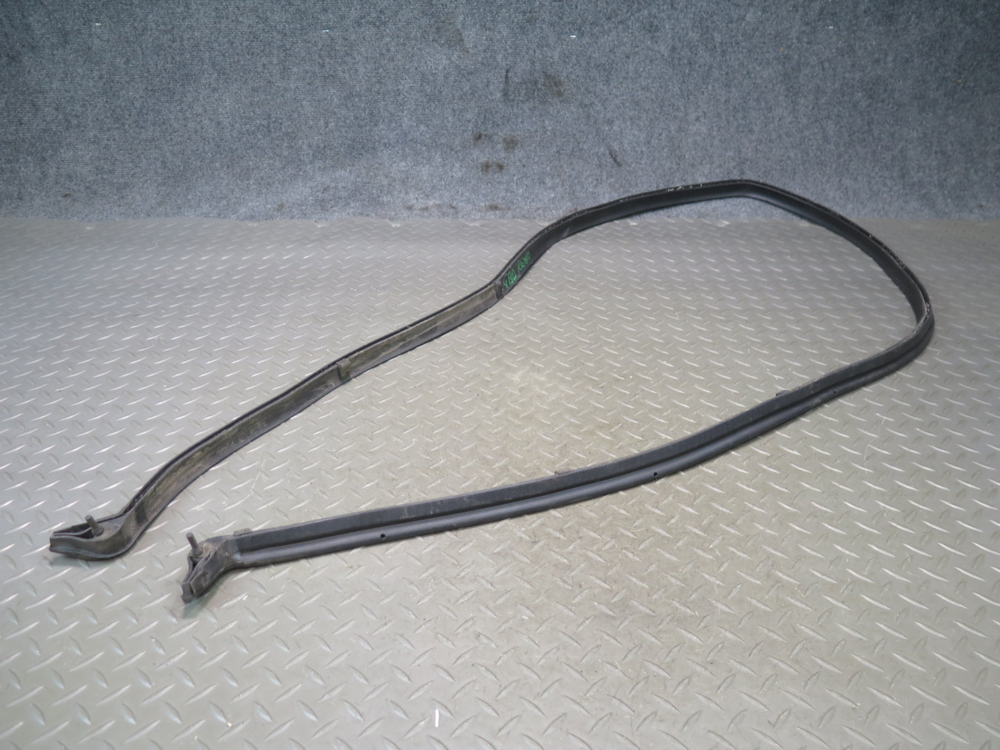 94-99 BMW E36 318iC Convertible TOP Roof Rear Weatherstrip Rubber Seal Gasket