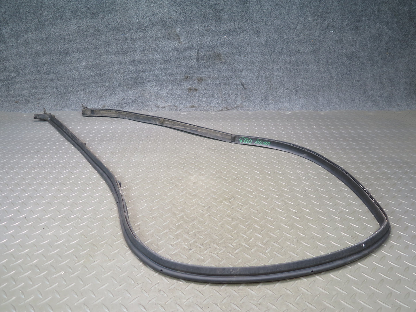 94-99 BMW E36 318iC Convertible TOP Roof Rear Weatherstrip Rubber Seal Gasket