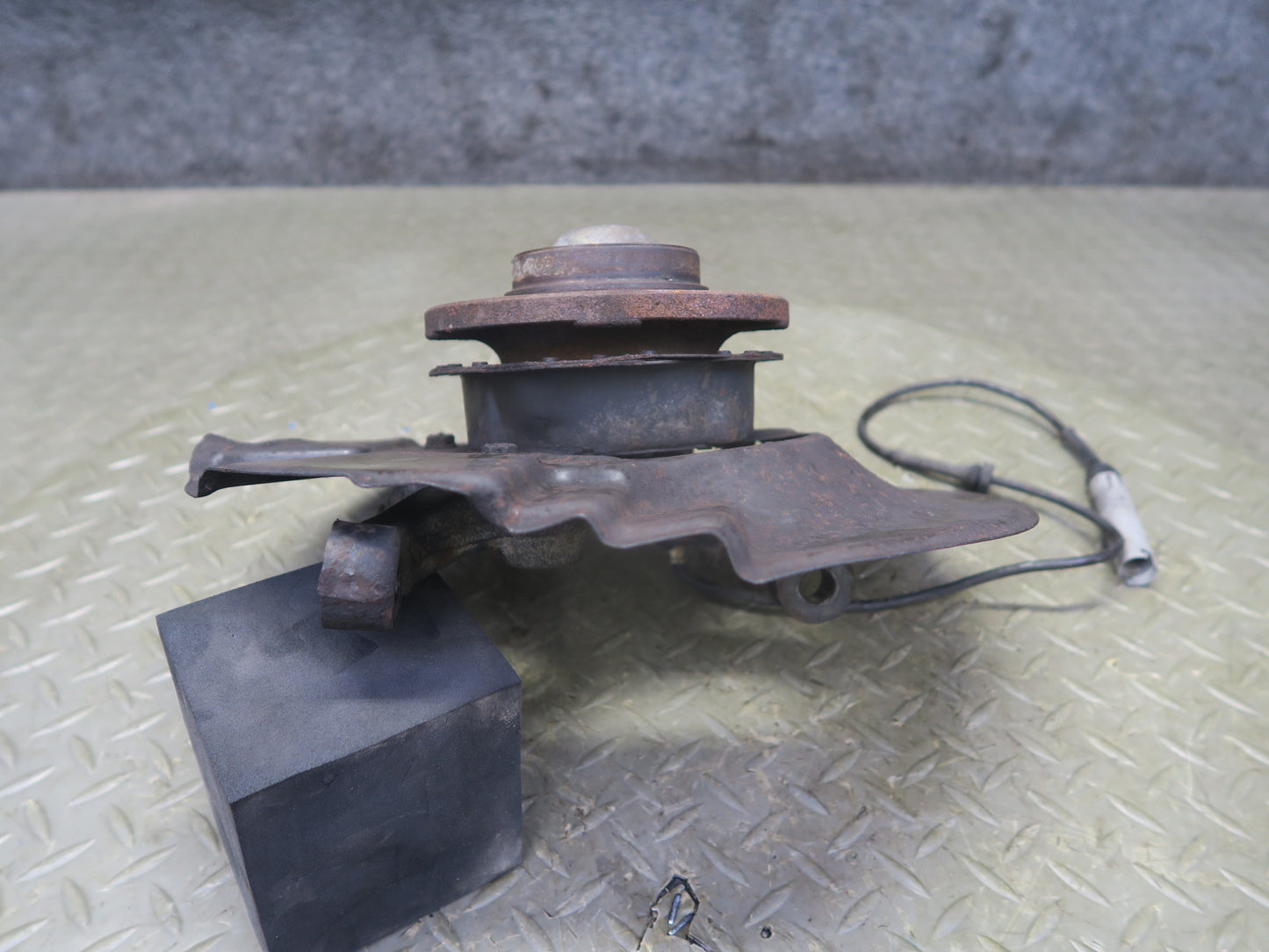 94-99 BMW E36 318i 318ti Front Right Spindle Knuckle Wheel Hub Bearing OEM