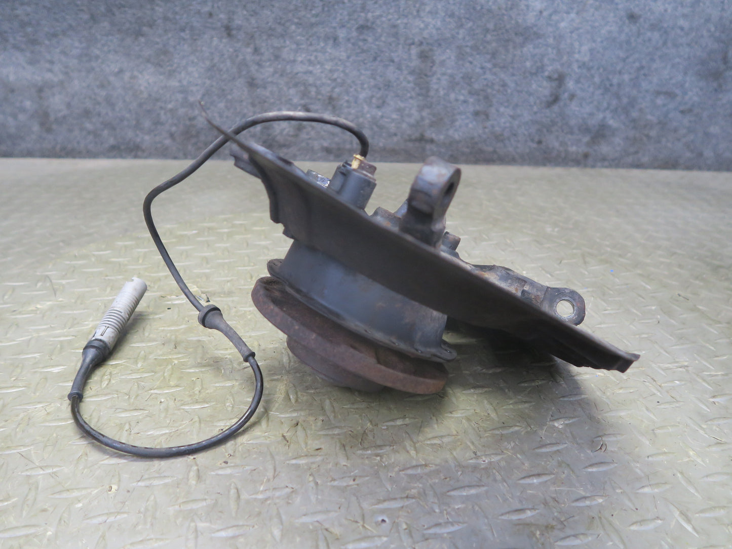 94-99 BMW E36 318i 318ti Front Right Spindle Knuckle Wheel Hub Bearing OEM