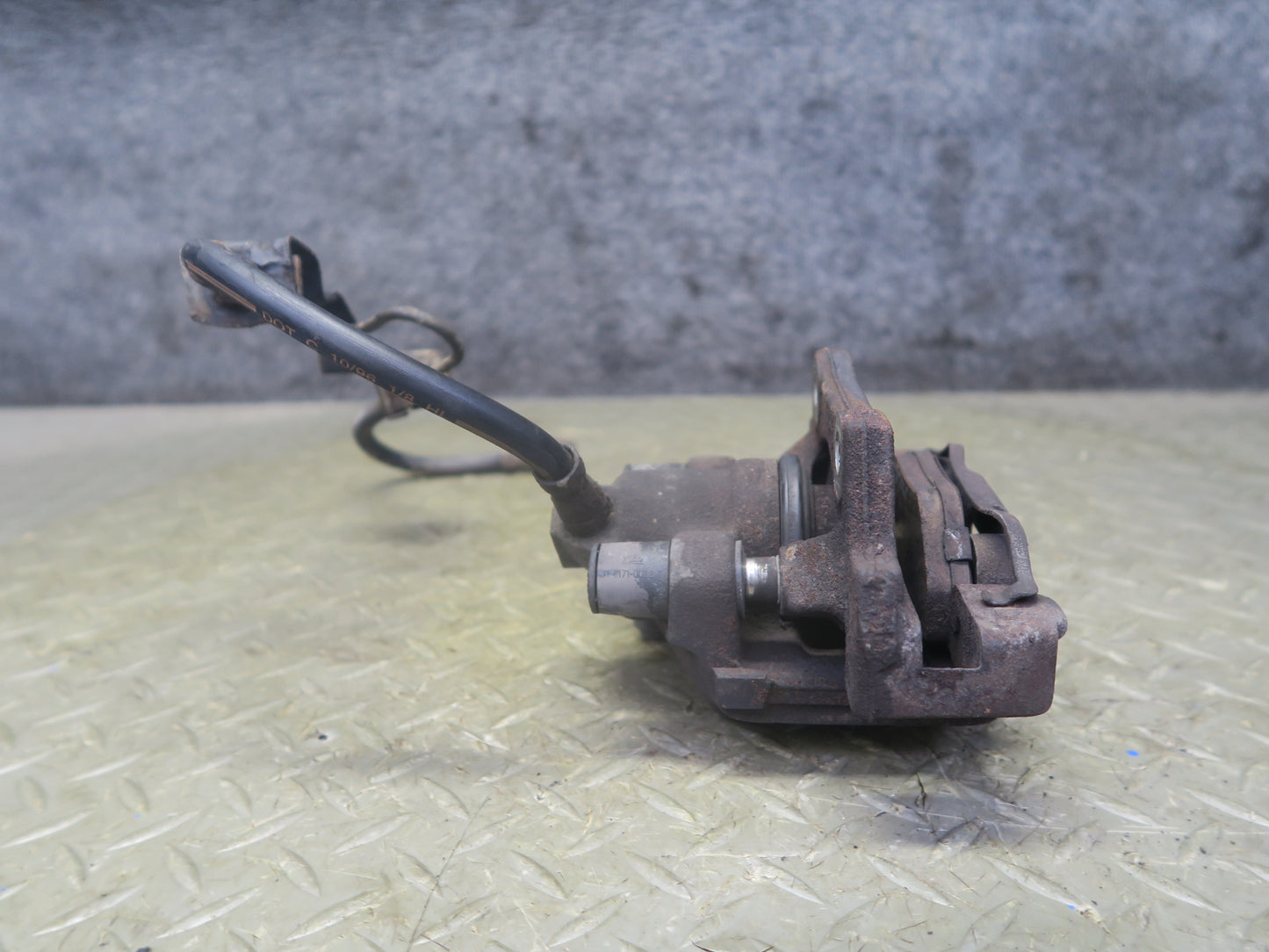 94-99 BMW E36 318iC Convertible Set of 2 Rear Left & Right Brake Caliper OEM