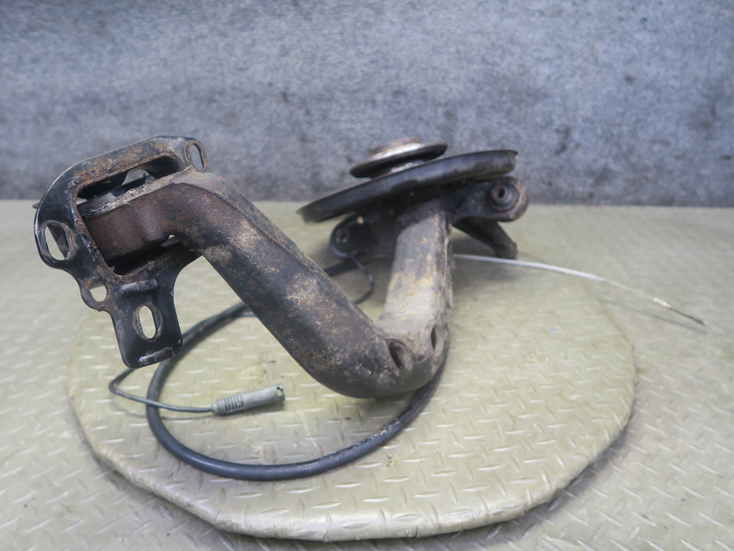 94-99 BMW E36 318i 318ti Rear Left Knuckle Wheel Hub Bearing Trailing Arm OEM