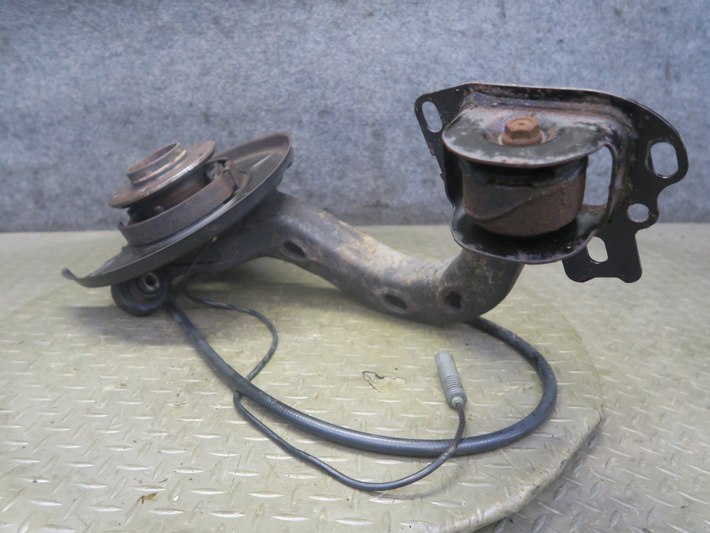 94-99 BMW E36 318i 318ti Rear Left Knuckle Wheel Hub Bearing Trailing Arm OEM