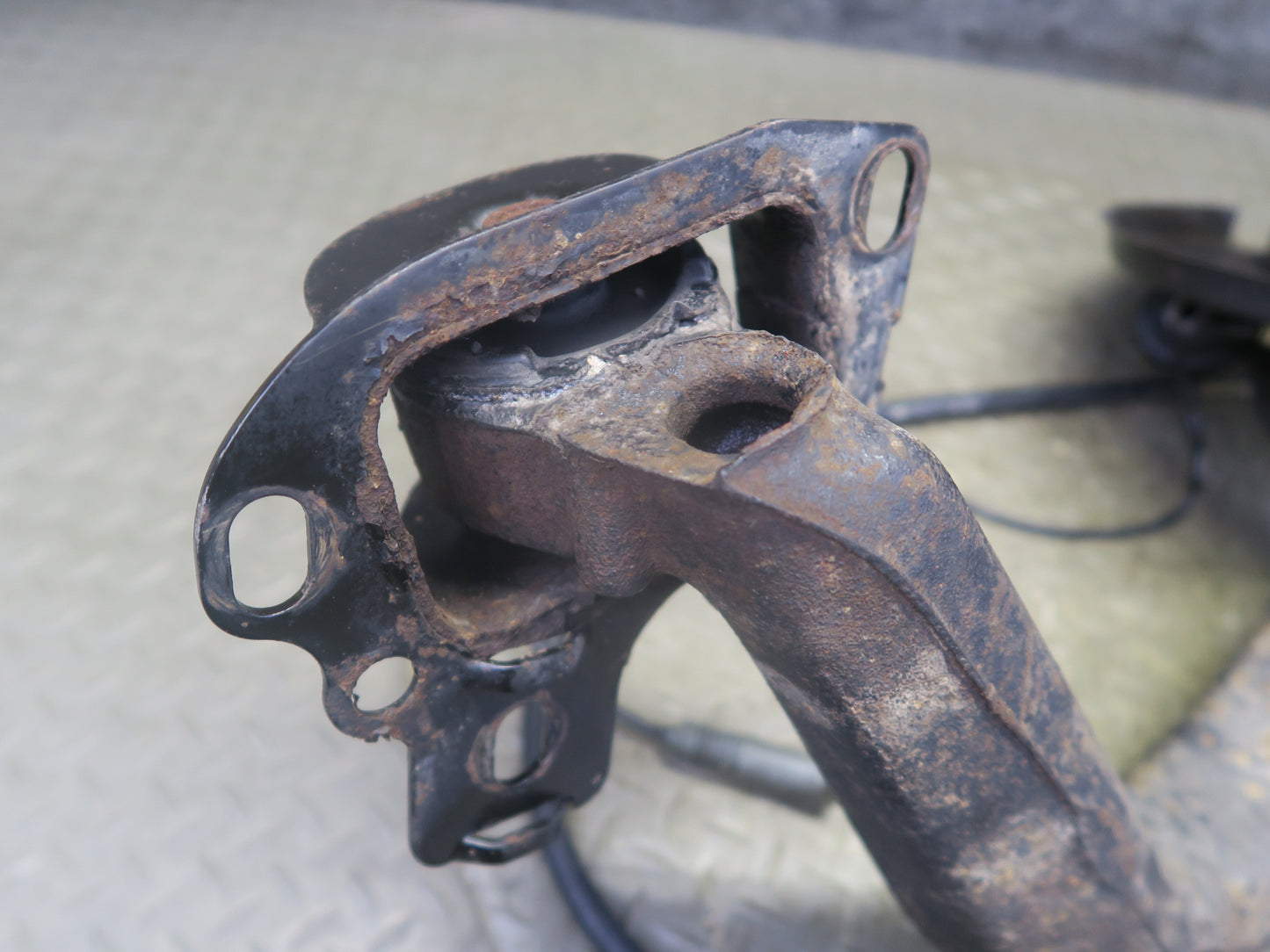 94-99 BMW E36 318i 318ti Rear Left Knuckle Wheel Hub Bearing Trailing Arm OEM