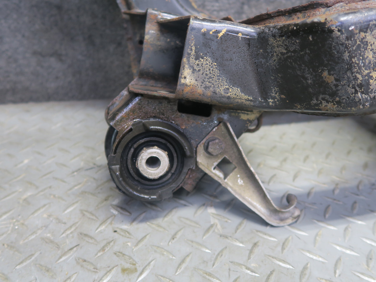 94-99 BMW E36 318iC Rear Suspension Sub Frame Crossmember Carrier OEM