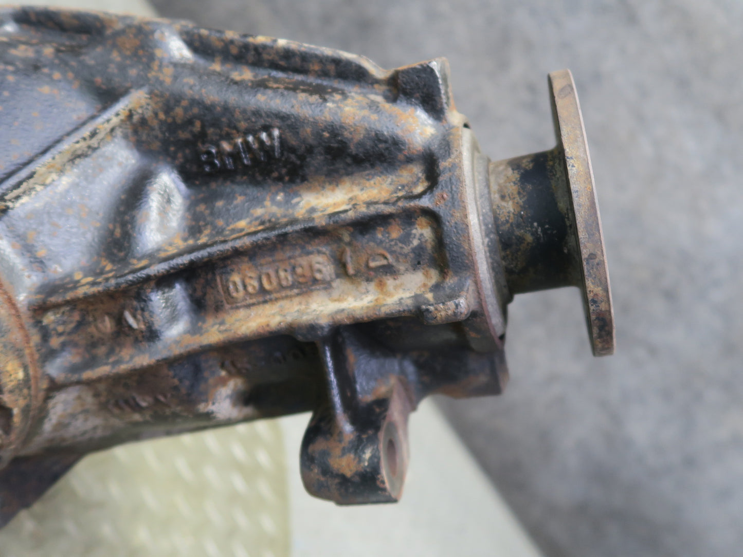 96-99 BMW E36 318i 1.9L M44 A/T Rear Differential Carrier 4.44 Ratio OEM