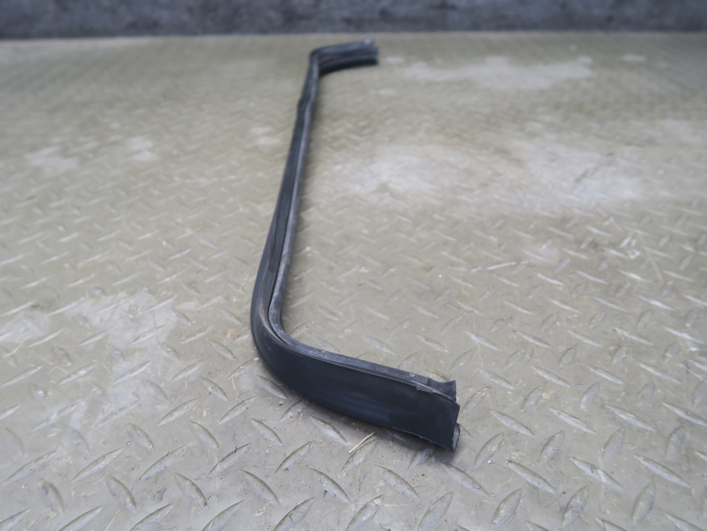 94-99 BMW E36 318iC Front Hood Weatherstrip Rubber Seal Gasket OEM