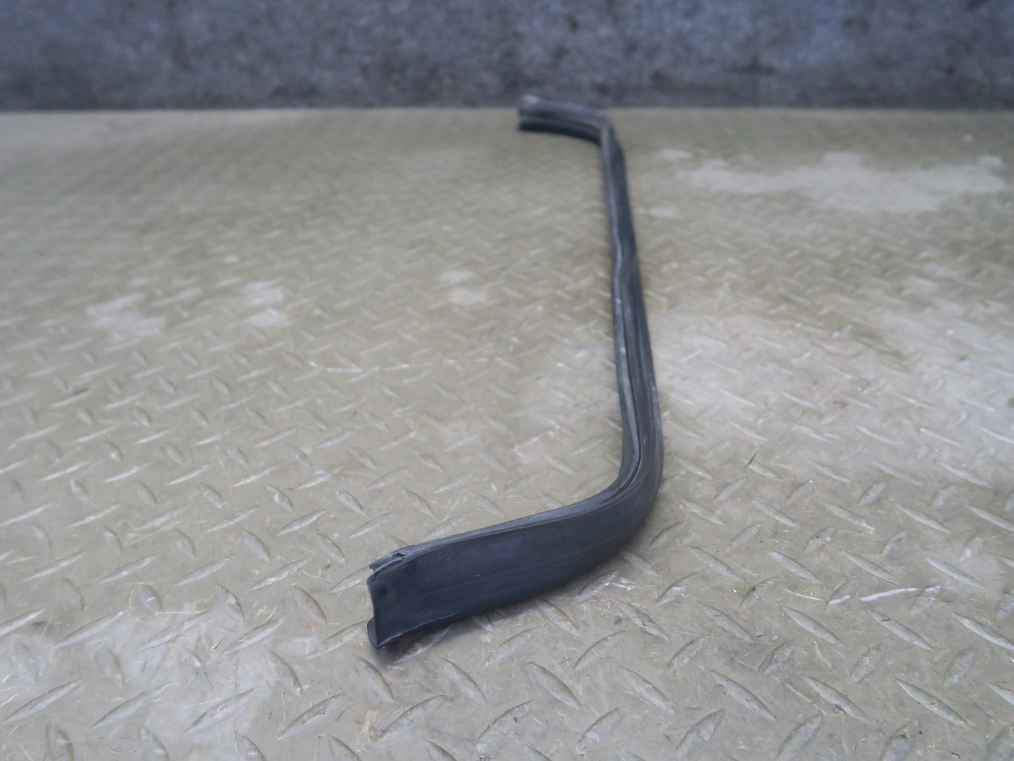 94-99 BMW E36 318iC Front Hood Weatherstrip Rubber Seal Gasket OEM