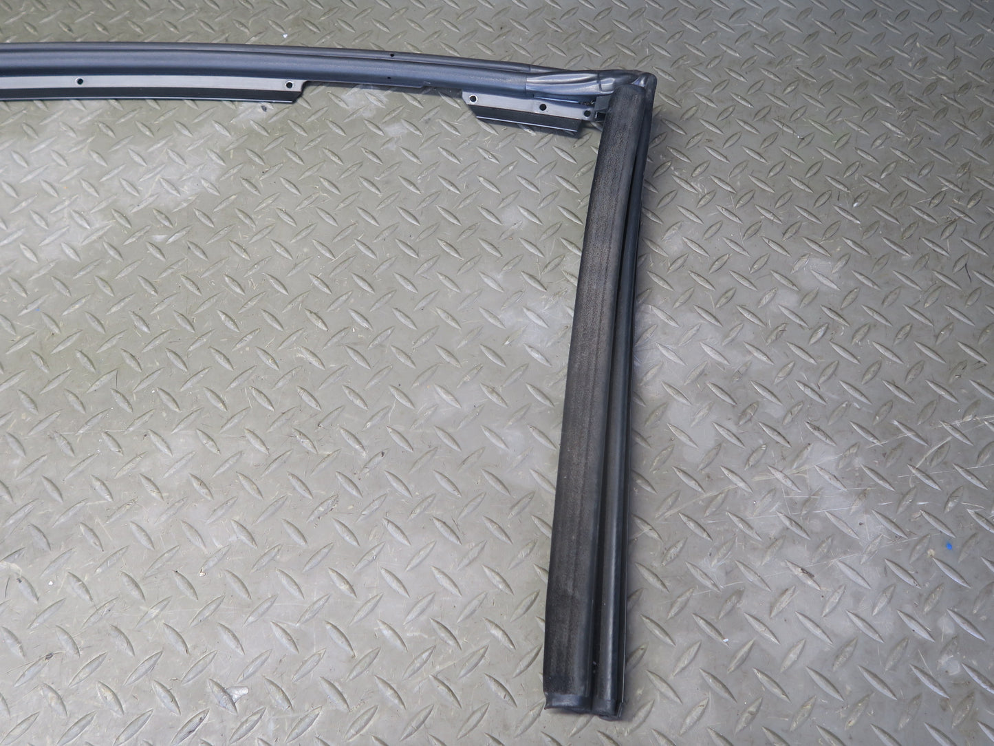 96-99 BMW E36 318iC Convertible TOP Roof Weatherstrip Rubber Seal Gasket OEM