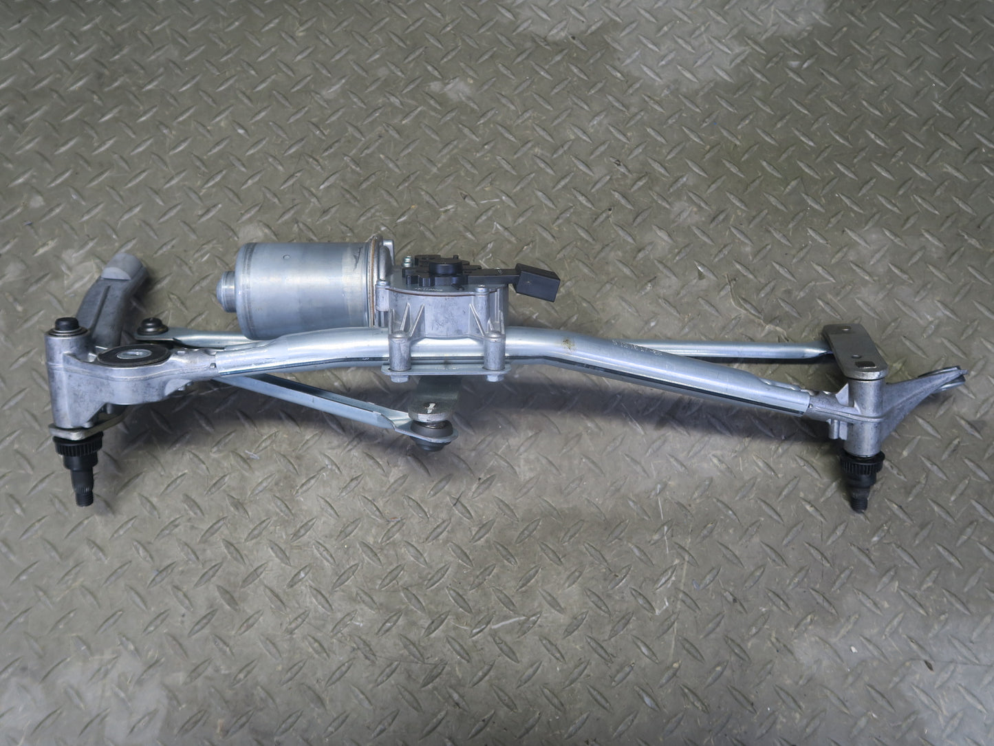 2007-2013 BMW E90 E92 E93 M3 Windshield Wiper Transmission Linkage W/ Motor