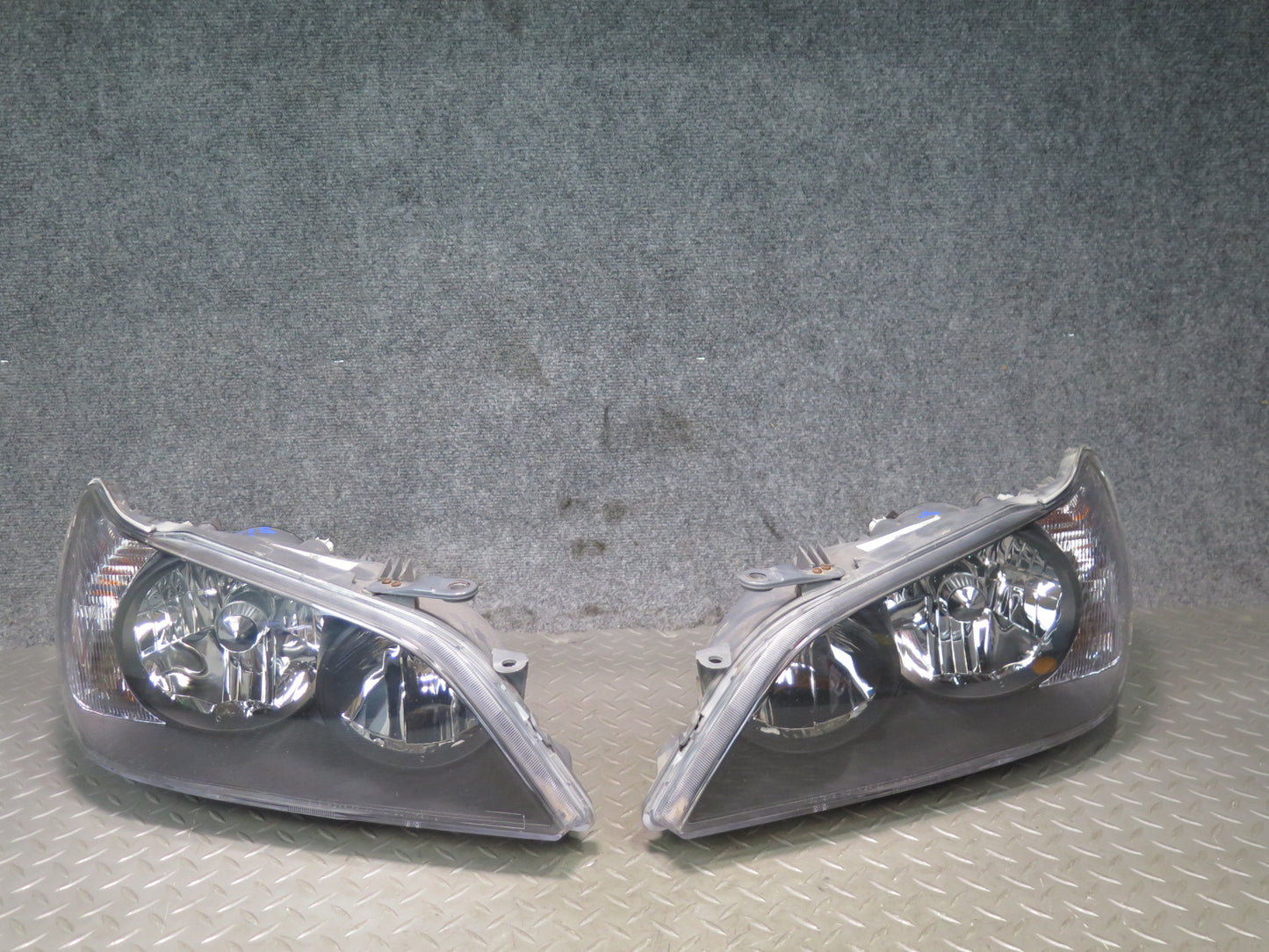 01-05 Lexus JCE10L IS300 Set of 2 Front Halogen Headlight Lamp Aftermarket
