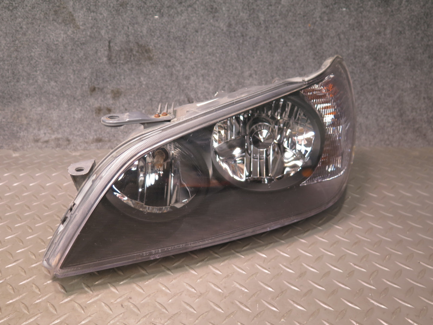 01-05 Lexus JCE10L IS300 Set of 2 Front Halogen Headlight Lamp Aftermarket