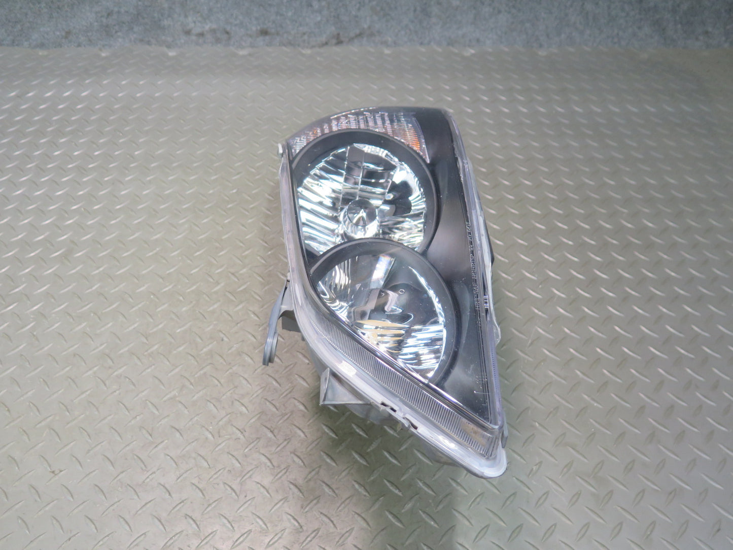 01-05 Lexus JCE10L IS300 Set of 2 Front Halogen Headlight Lamp Aftermarket