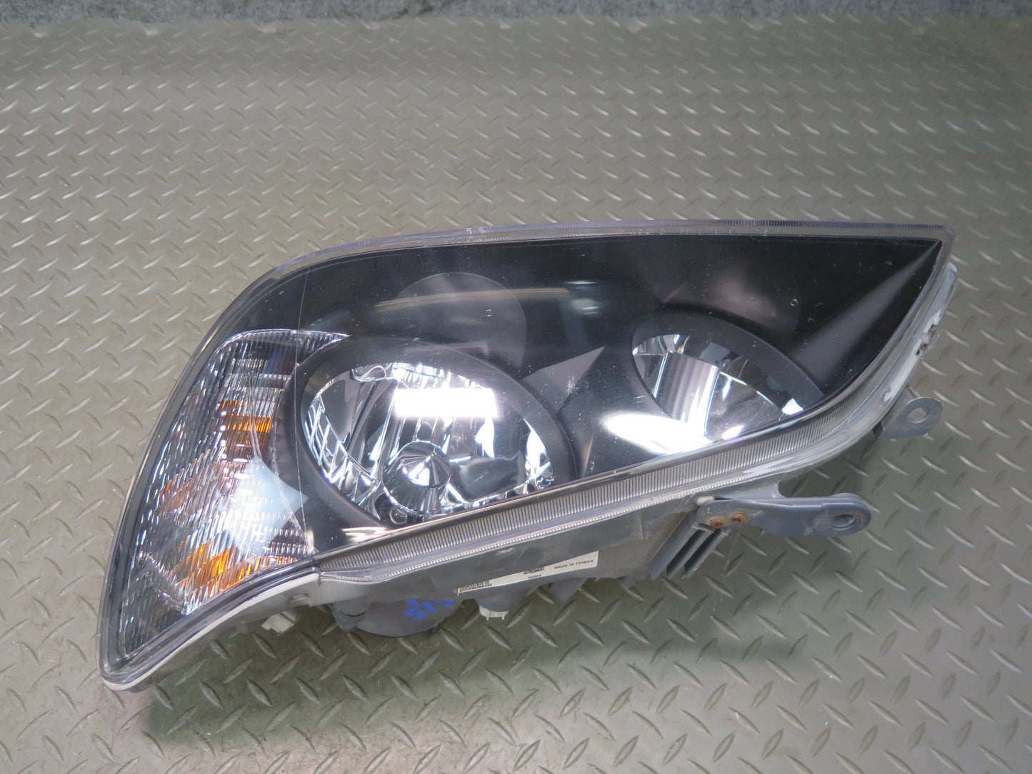 01-05 Lexus JCE10L IS300 Set of 2 Front Halogen Headlight Lamp Aftermarket